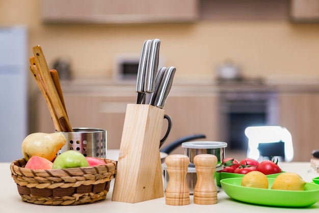 Ensemble d&#39;ustensiles de cuisine sur la table