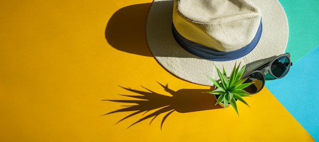 Ensemble de vacances chapeau et lunettes de soleil