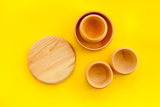 Ensemble de vaisselle en bois rustique sur jaune