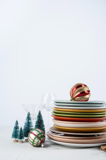 Ensemble de vaisselle colorée avec assiettes couverts et verres avec décorations de vacances sur l'espace de copie de table à manger