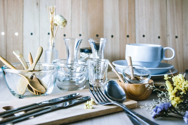 Ensemble de vaisselle sur la table, ustensiles de cuisine