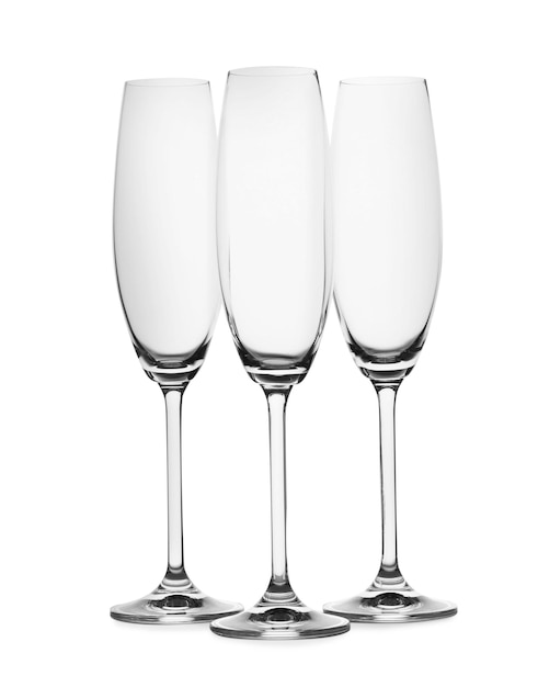 Ensemble de verres à champagne isolés sur blanc