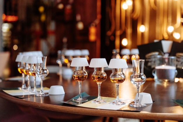 Ensemble de verres à table remplis d'alcool pour la dégustation