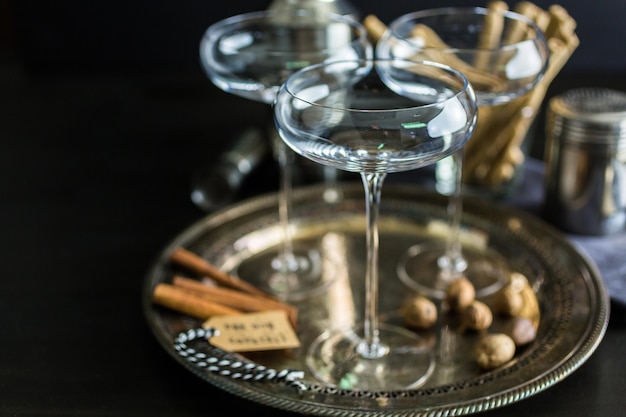 Ensemble de verres vides pour faire un cocktail de lait de poule.