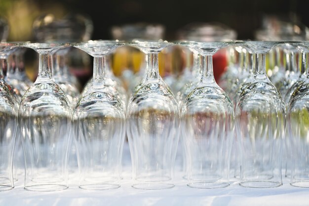 Photo ensemble de verres à vin vides vides affichés en rangées