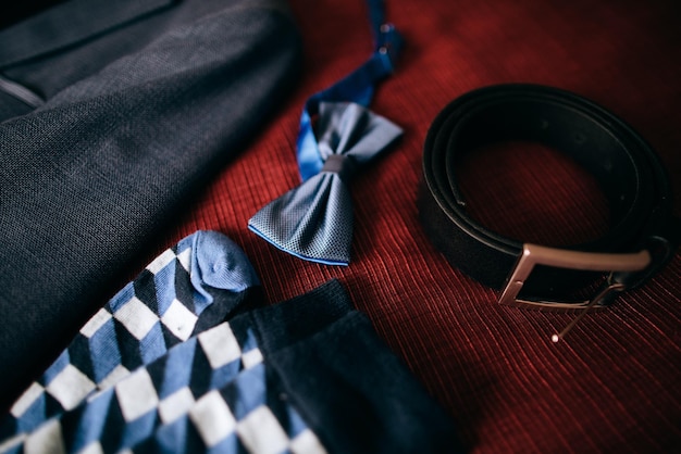 Ensemble de vêtements et accessoires de mode élégants pour hommes aux couleurs bleues