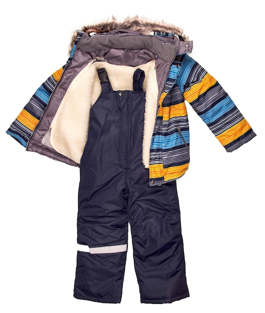Un ensemble de vêtements chauds pour l'enfant un pantalon chaud à bretelles et une veste à rayures lumineuses