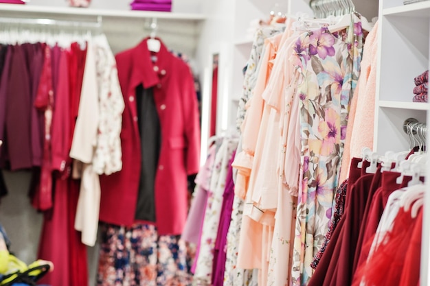 Ensemble de vêtements colorés roses pour femmes sur les étagères et les étagères du magasin de vêtements nouvelle boutique moderne Collections de vêtements printemps-été