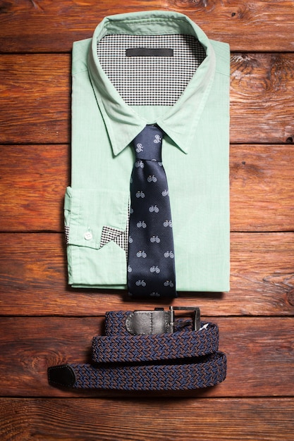 Photo ensemble de vêtements décontractés pour hommes. chemise homme cravate avec imprimé et ceinture
