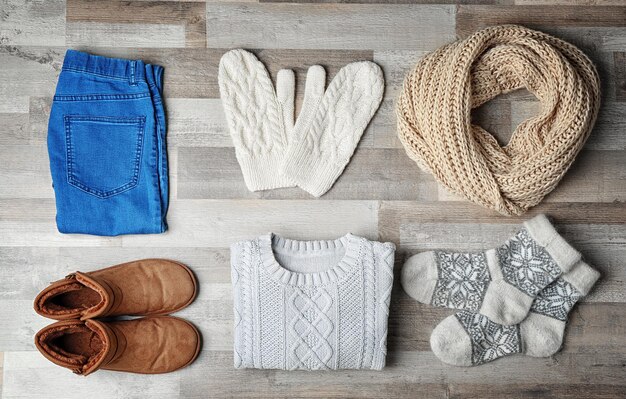 Ensemble de vêtements élégants féminins sur fond en bois