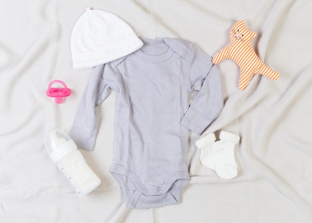 un ensemble de vêtements à la mode et d'articles pour enfants pour une petite fille