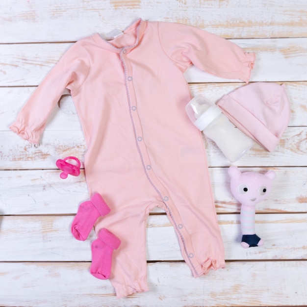 Ensemble de vêtements à la mode et des trucs pour enfants pour petite fille