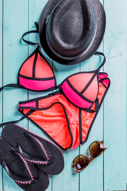 Ensemble de vêtements de plage. Bikini rose