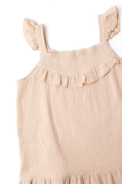 Un ensemble de vêtements pour enfants pour un enfant Une robe d'été en mousseline dans les tons beiges