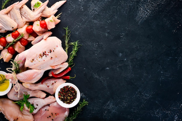 Ensemble de viande de poulet Sur un fond de pierre noire Vue de dessus Espace de copie gratuit