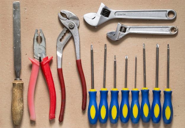 Ensemble de vieux outils à main sur fond de carton