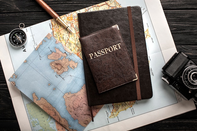 Photo ensemble de voyage vue de dessus avec passeport et carte
