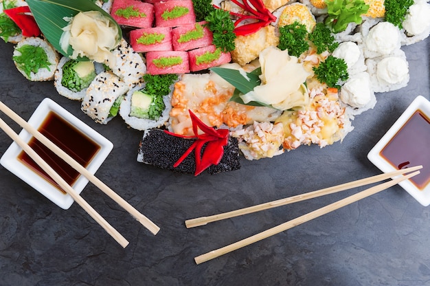 Ensemble de vrais sushis japonais classiques. sur une surface en bois