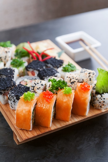 Ensemble de vrais sushis japonais classiques. sur une surface en bois