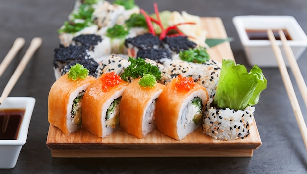 Ensemble de vrais sushis japonais classiques. sur une surface en bois