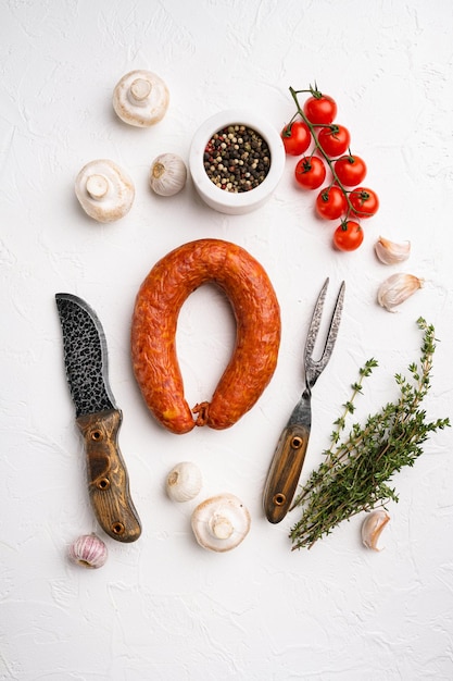 Ensemble de wurst fumé, sur fond de table en pierre blanche, vue de dessus à plat