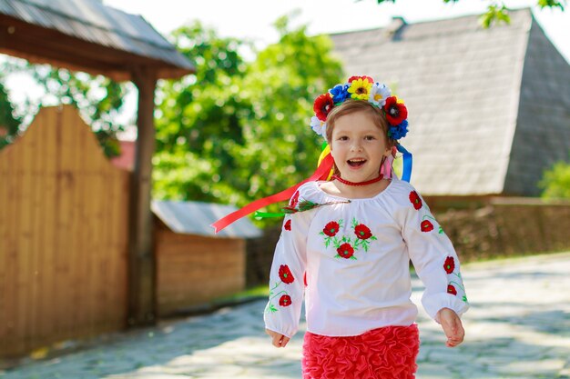 Ensembles de couronnes traditionnelles ukrainiennes sur fond de feuilles