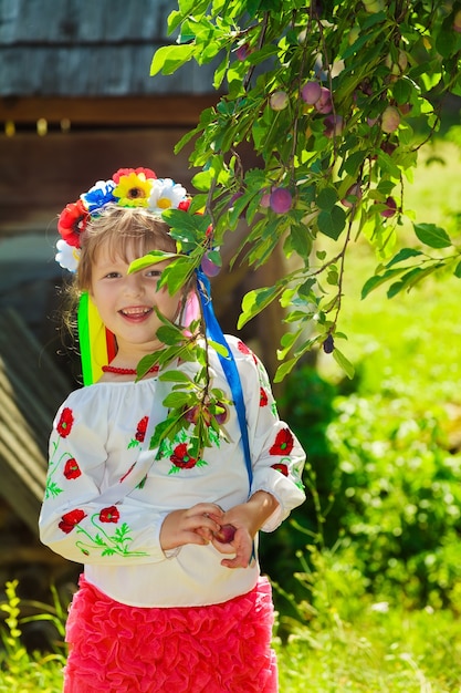 Ensembles de couronnes traditionnelles ukrainiennes sur fond de feuilles