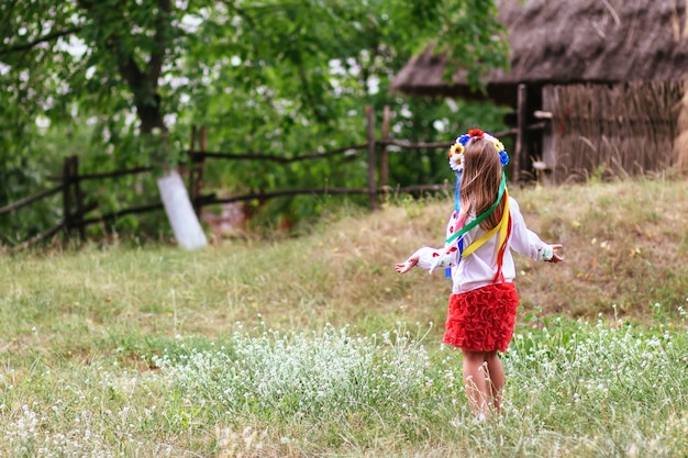 Ensembles de couronnes ukrainiennes traditionnelles sur fond de feuilles