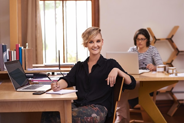 Enthousiasmés par la croissance de notre entreprise Une photo recadrée de deux femmes travaillant dans un bureau à domicile