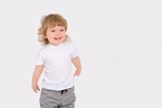 Enthousiaste beau bébé sur fond blanc copie espace photo de haute qualité