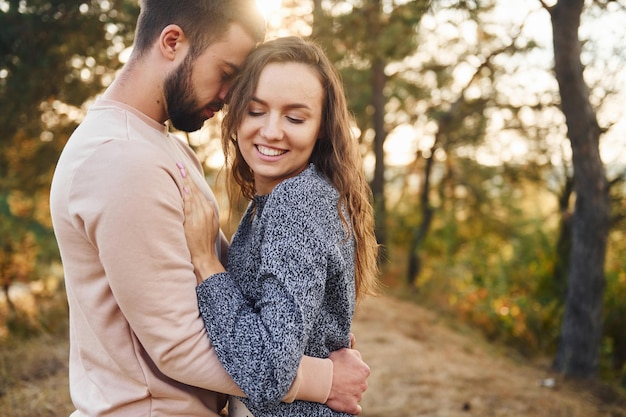 Enthousiaste charmant jeune couple se reposer ensemble à l'extérieur