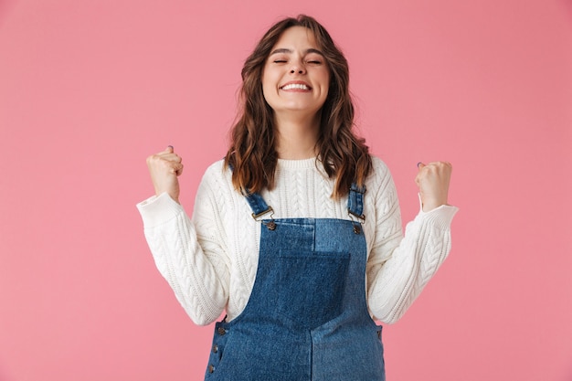 Enthousiaste femme brune dans des vêtements décontractés se réjouit