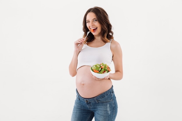 Enthousiaste femme enceinte, manger de la salade de vitamines