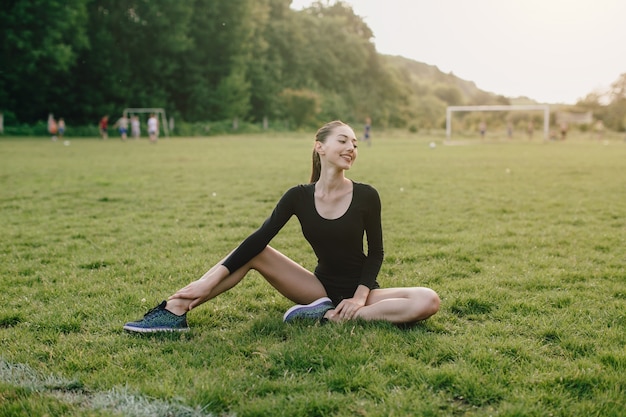 Enthousiaste fit femme dans le parc