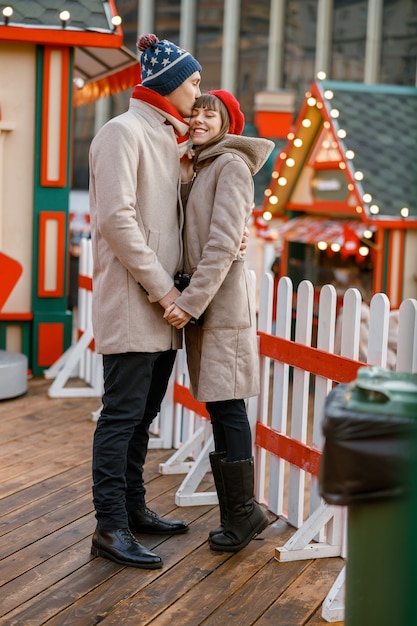 Enthousiaste heureux et beau couple caucasien ayant rendez-vous ensemble à l'extérieur