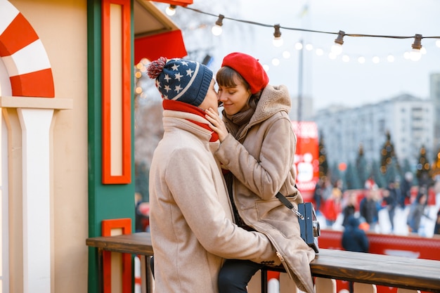 Enthousiaste heureux et beau couple caucasien ayant rendez-vous ensemble à l'extérieur