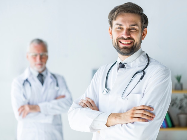 Photo enthousiaste jeune docteur au bureau