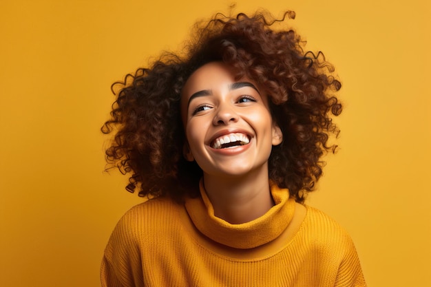 Enthousiaste jeune femme africaineModèle féminin riant sur fond coloréHeureux optimiste