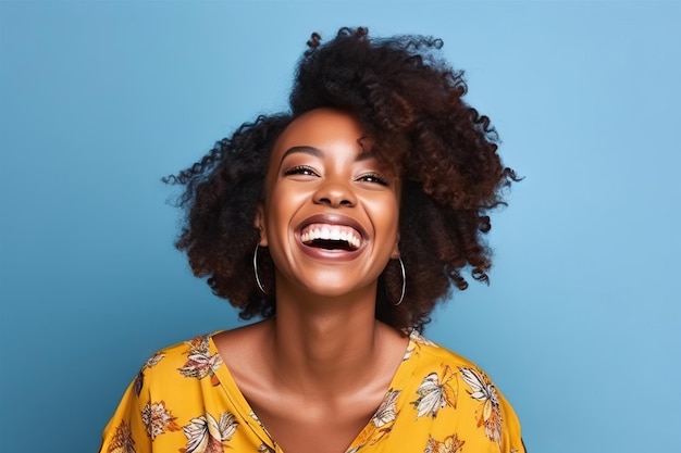 Enthousiaste jeune femme africaineModèle féminin riant sur fond coloréHeureux optimiste