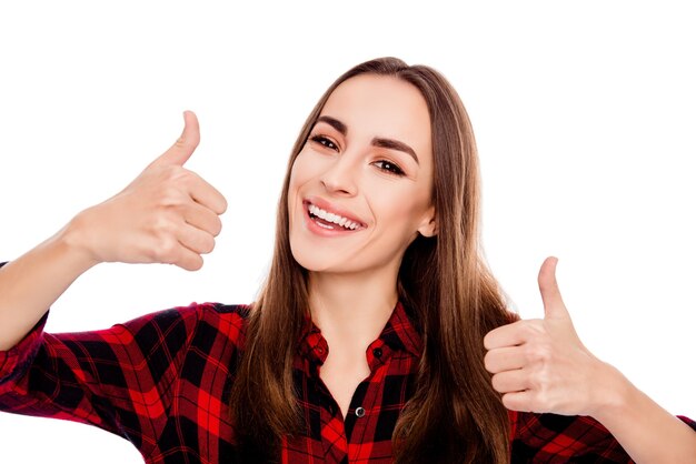 Enthousiaste jeune femme brune montrant les deux pouces vers le haut