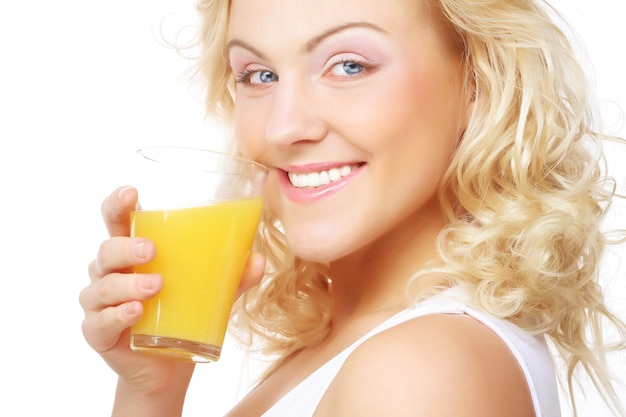 Enthousiaste jeune femme avec du jus d'orange, isolé sur blanc