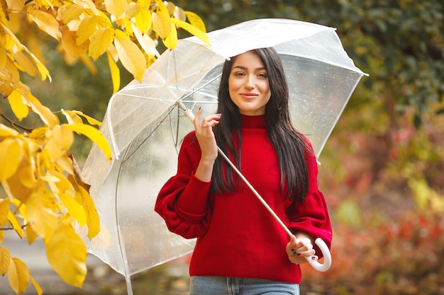 Enthousiaste jeune femme avec parapluie