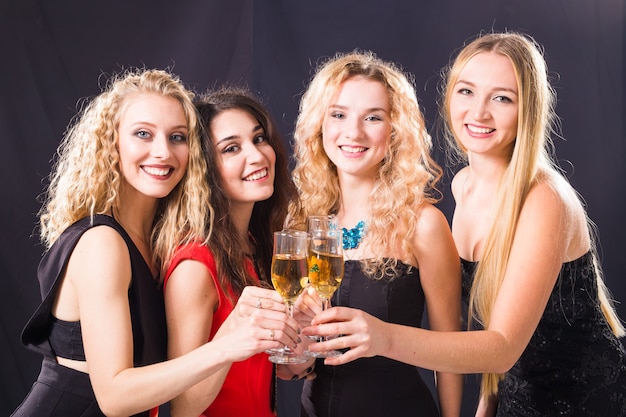 Enthousiaste jeune femme tinter des verres de champagne