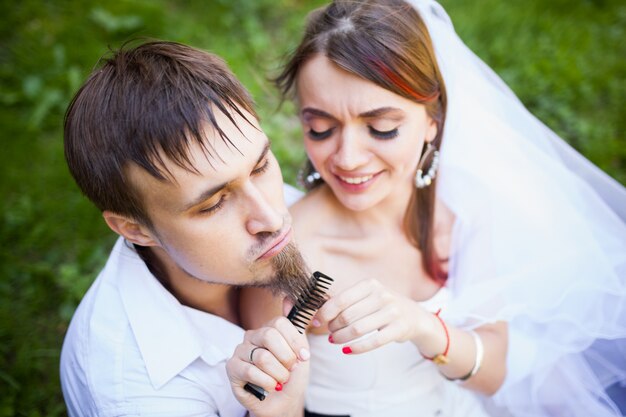 Enthousiaste mariée se brosser la barbe du marié