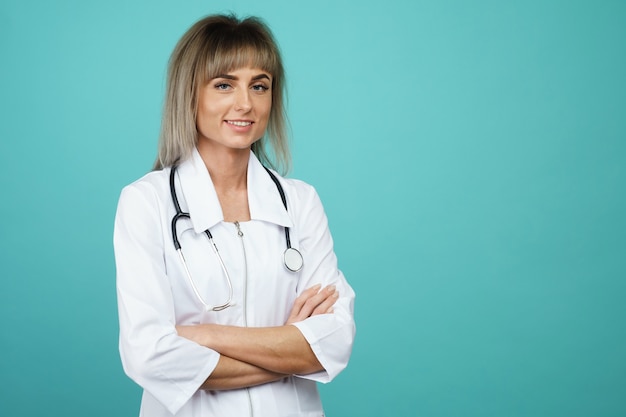 Enthousiaste médecin heureux avec les mains croisées sur l'espace bleu