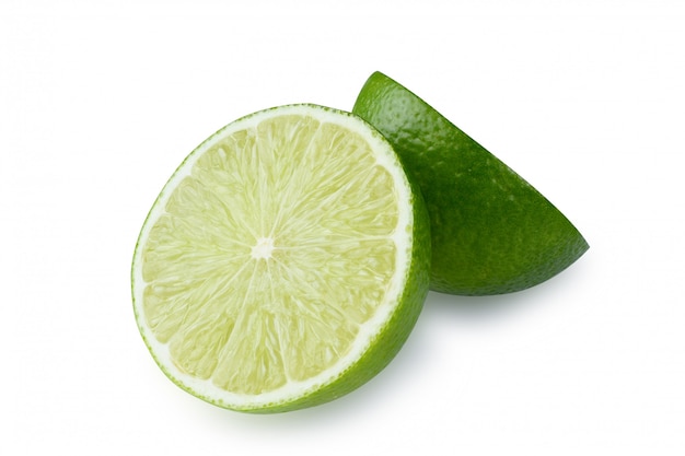 Entier et demi avec une tranche de citron vert frais isolé avec un tracé de détourage