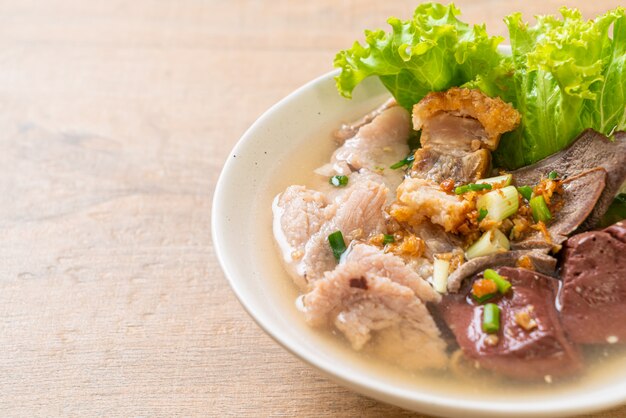 entrailles de porc et soupe de gelée de sang avec du riz