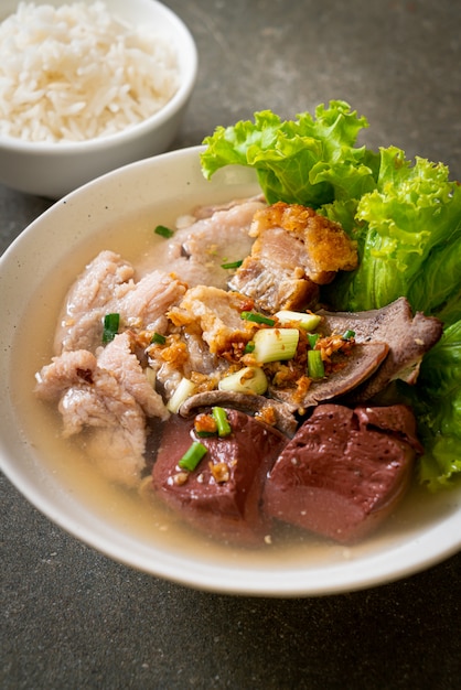 Photo entrailles de porc et soupe de gelée de sang avec du riz