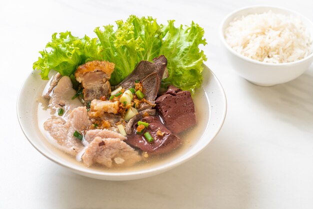 entrailles de porc et soupe de gelée de sang avec du riz