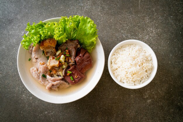 entrailles de porc et soupe de gelée de sang avec du riz